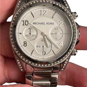 Michael Kors Silver Toned Women’s Watch. Fits my size 6” wrist w no extra links